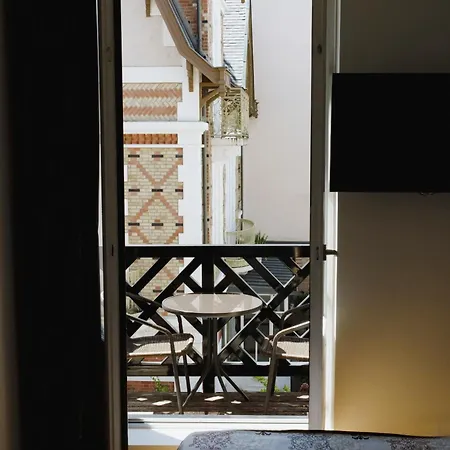 Maison Decoret Hotel 4*